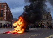 英国骚乱:在又一个骚乱之夜之后，英国处于混乱的边缘，监狱人满为患